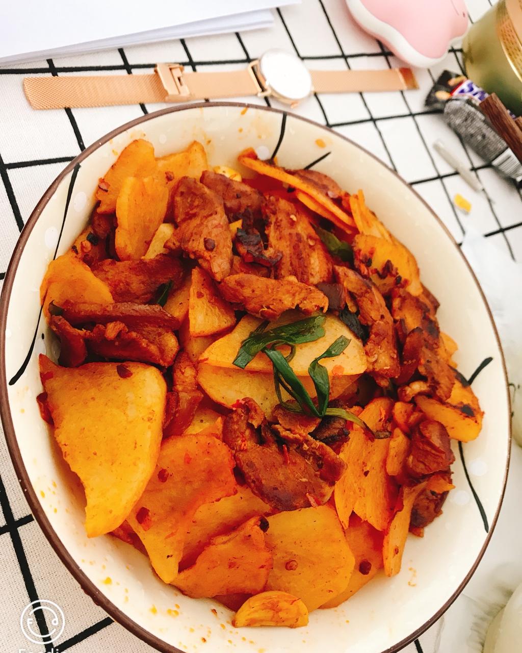 五花肉干煸土豆片