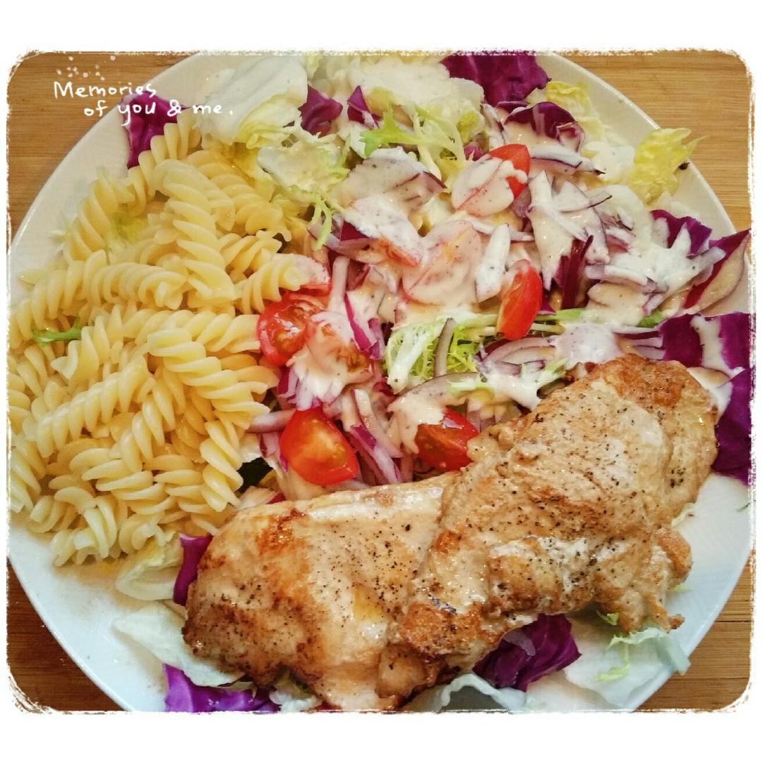大虾意面 
煎鸡胸肉配蔬菜色拉