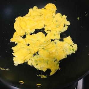 蚕豆米炒鸡蛋的做法 步骤3