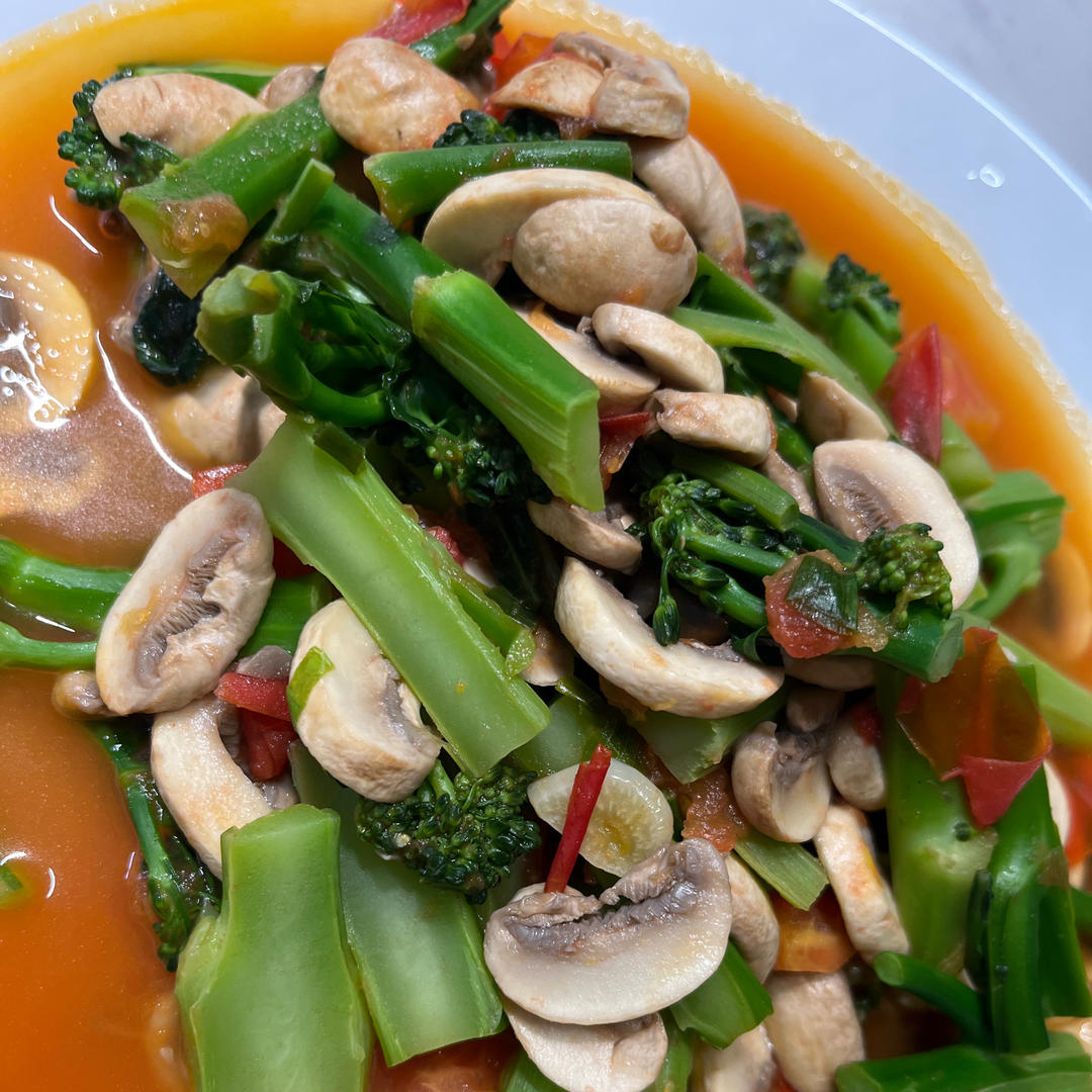 健康低脂家常菜—西兰花炒口蘑