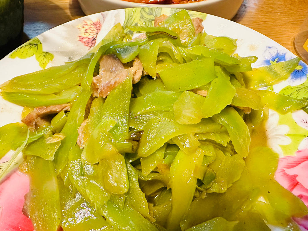 简单又好吃的莴笋炒肉