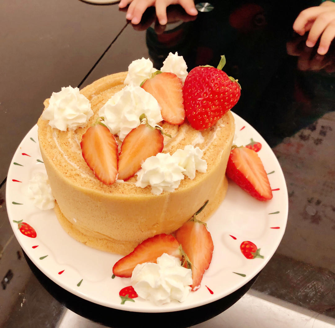 红丝绒草莓年轮蛋糕卷