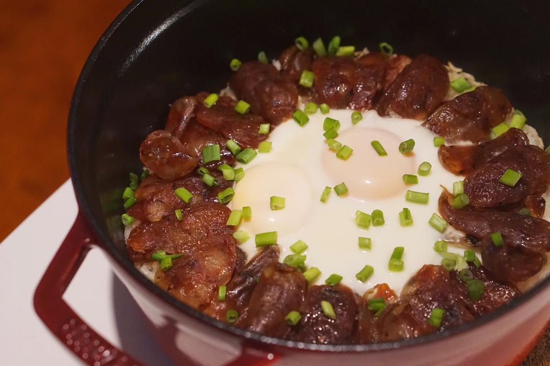 铸铁锅腊肠煲仔饭