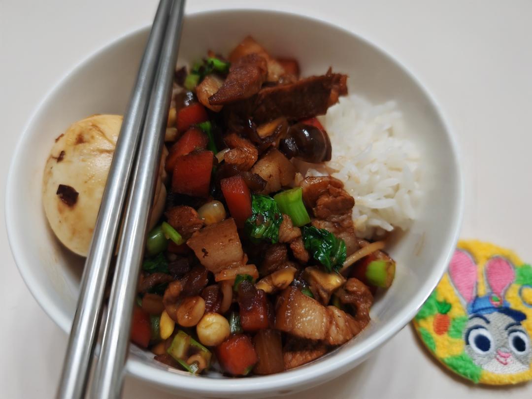 狂炫三大碗的卤肉饭