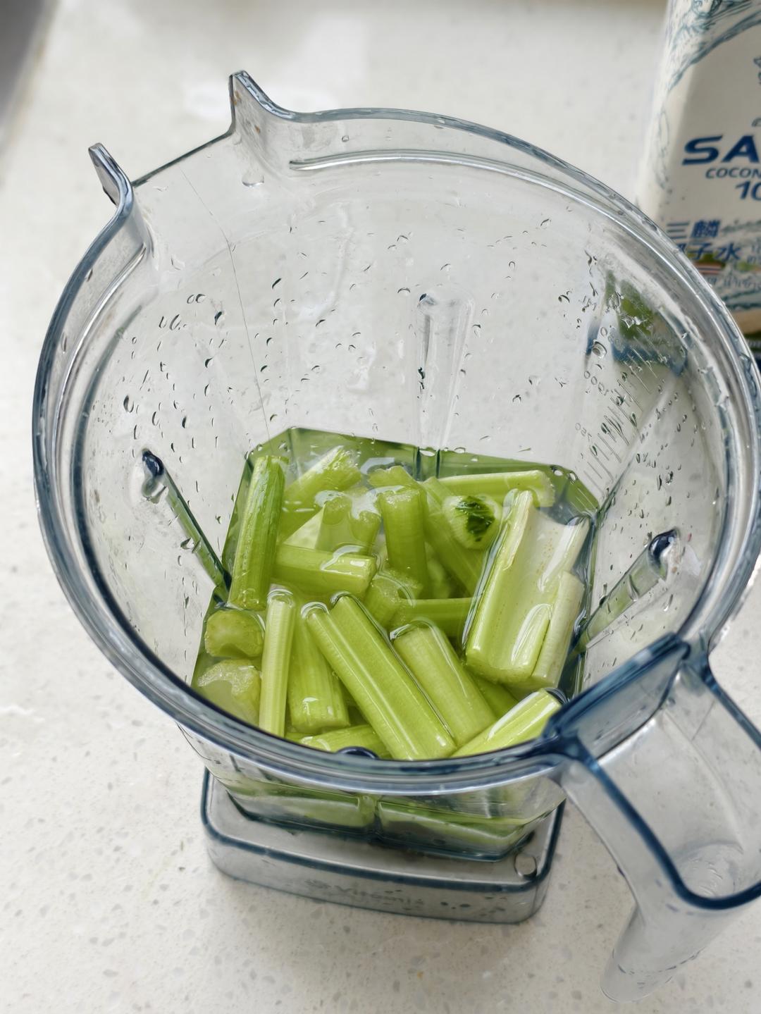 不加糖但清甜的【芹菜黃瓜汁】的做法 步驟1