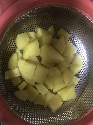容易上手的家常菜 超好吃😋 薯仔（土豆）焖排骨的做法 步骤1