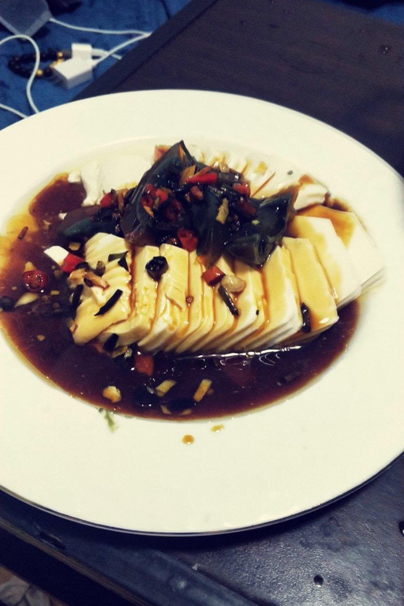 双椒拌皮蛋豆腐