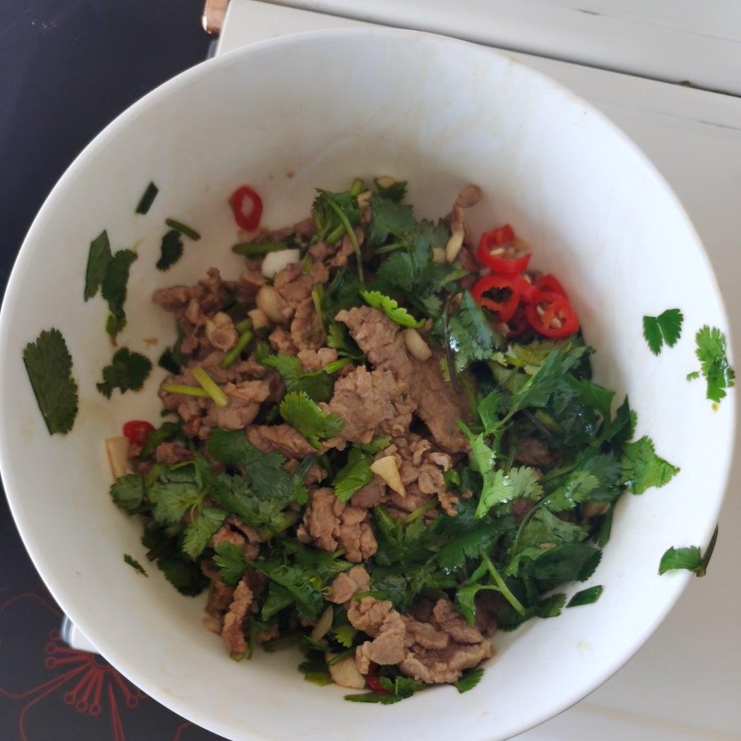 厨师长教你：“香菜牛肉”的家常做法，香嫩鲜辣，下饭一绝