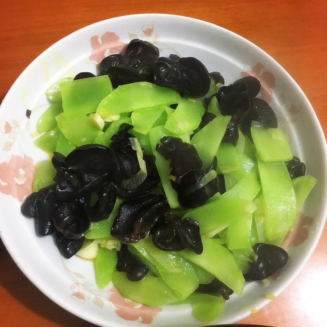 清炒莴笋