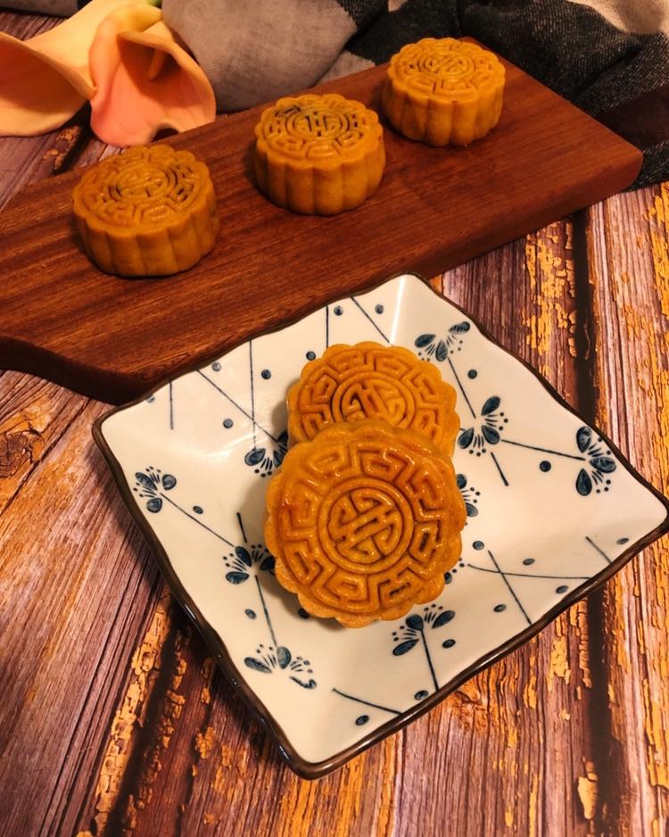 广式月饼—蛋黄莲蓉月饼