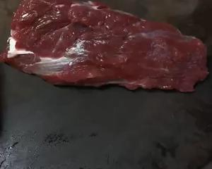 这样腌制的牛肉让你百吃不厌的做法 步骤3