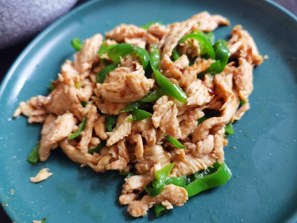 超级嫩的尖椒炒鸡胸肉的做法