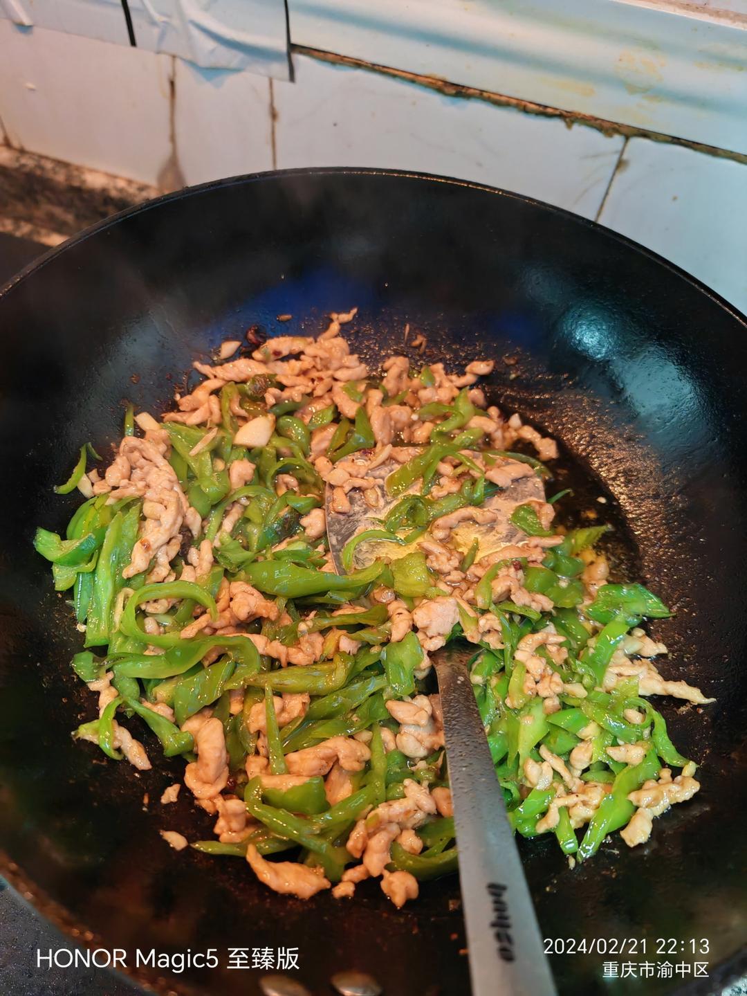 青椒肉丝，这样炒太好吃了。