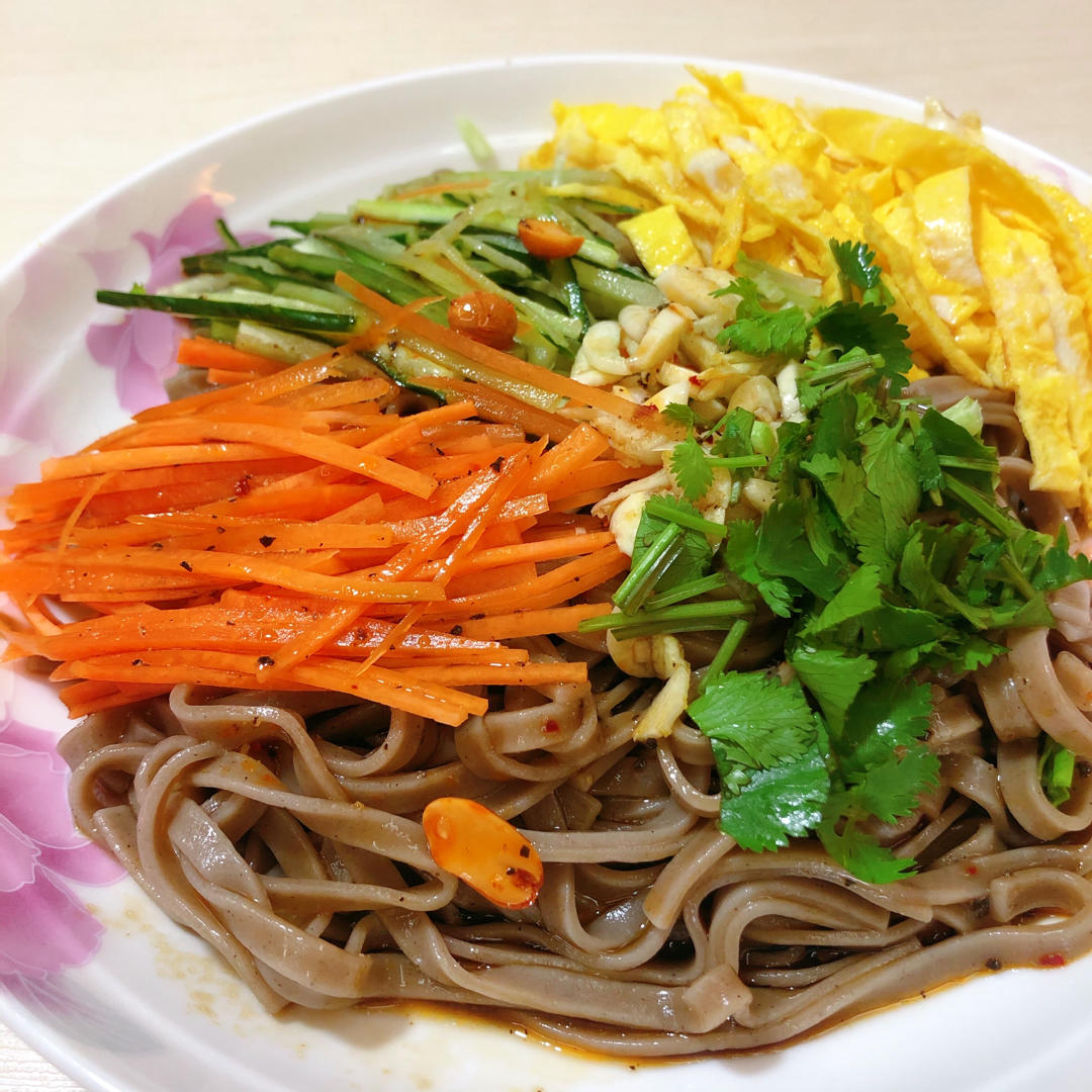 虾小星做的快手减脂餐75爆好吃的凉拌鸡丝荞麦面