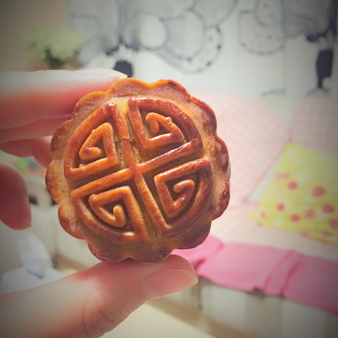 广式蛋黄莲蓉月饼
