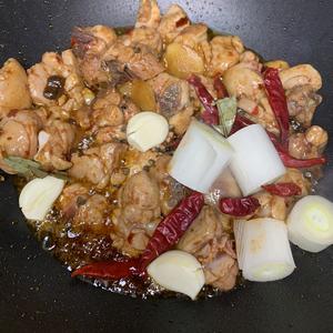 又香又嫩的麻辣鸡肉锅的做法 步骤5