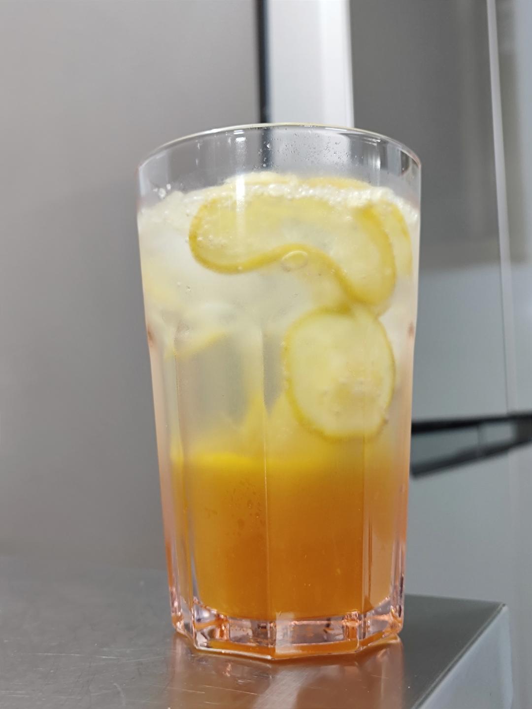 养生饮品：刺梨汁柠檬蜂蜜气泡水