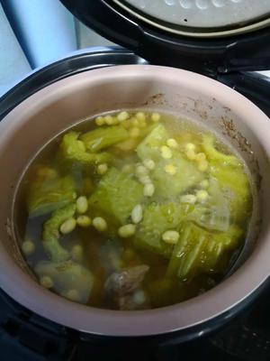 夏天最清热解暑的汤—苦瓜黄豆排骨汤的做法 步骤5