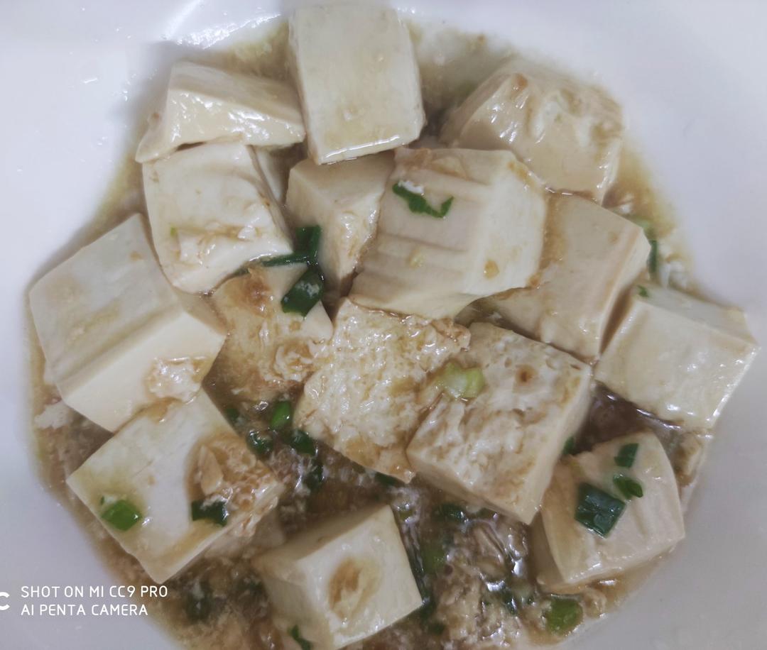 不放肉也超下饭的葱焖豆腐