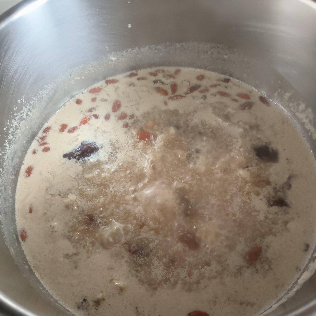 《桃胶皂角米雪燕银耳牛奶羹》据说一碗等于敷30片面膜的功效