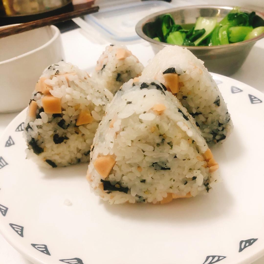 金枪鱼芝麻手捏饭团