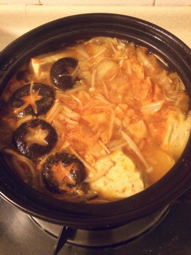 辣白菜菌菇豆腐煲的做法
