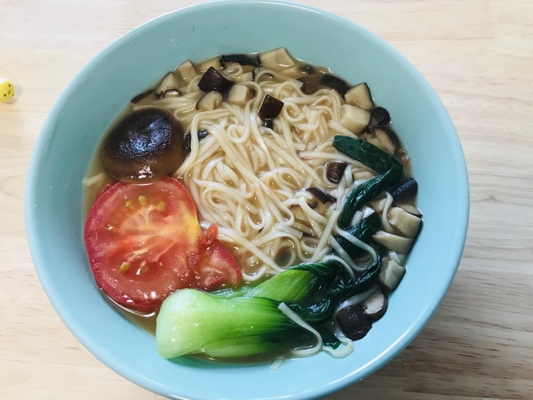 菌汤面条 看得见的香菇 尝得到的鲜美 这才是真正的菌汤