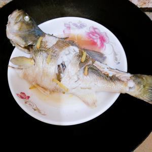 【清蒸鲈鱼】肉质鲜嫩、滑口的做法 步骤6