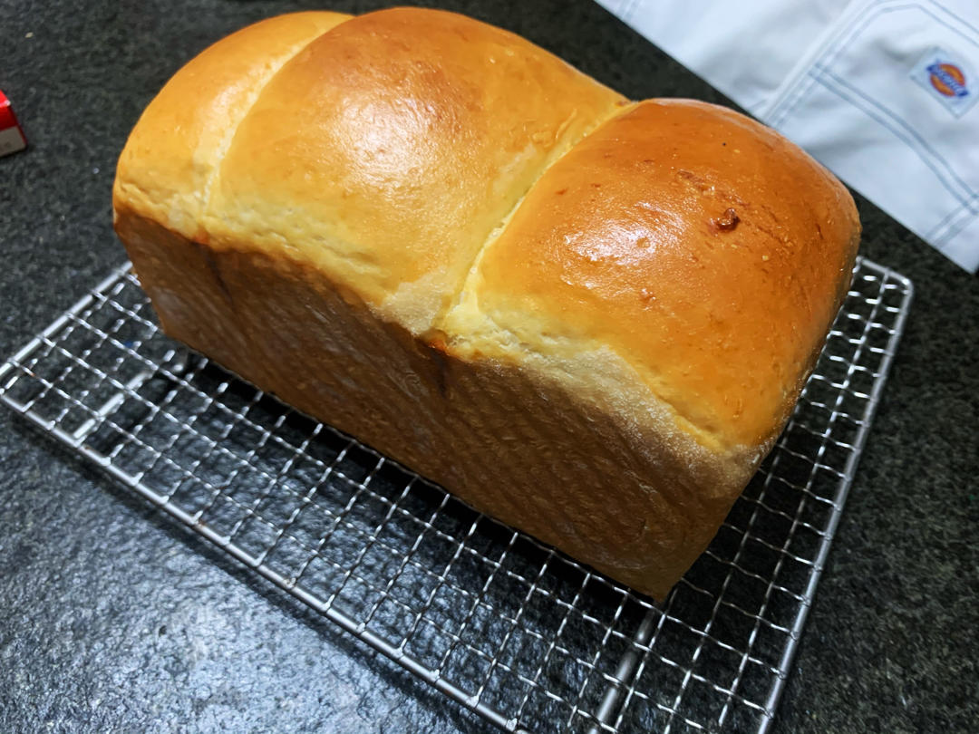 不用厨师机，不用揉半天，也能做出香甜的拉丝牛奶吐司面包！