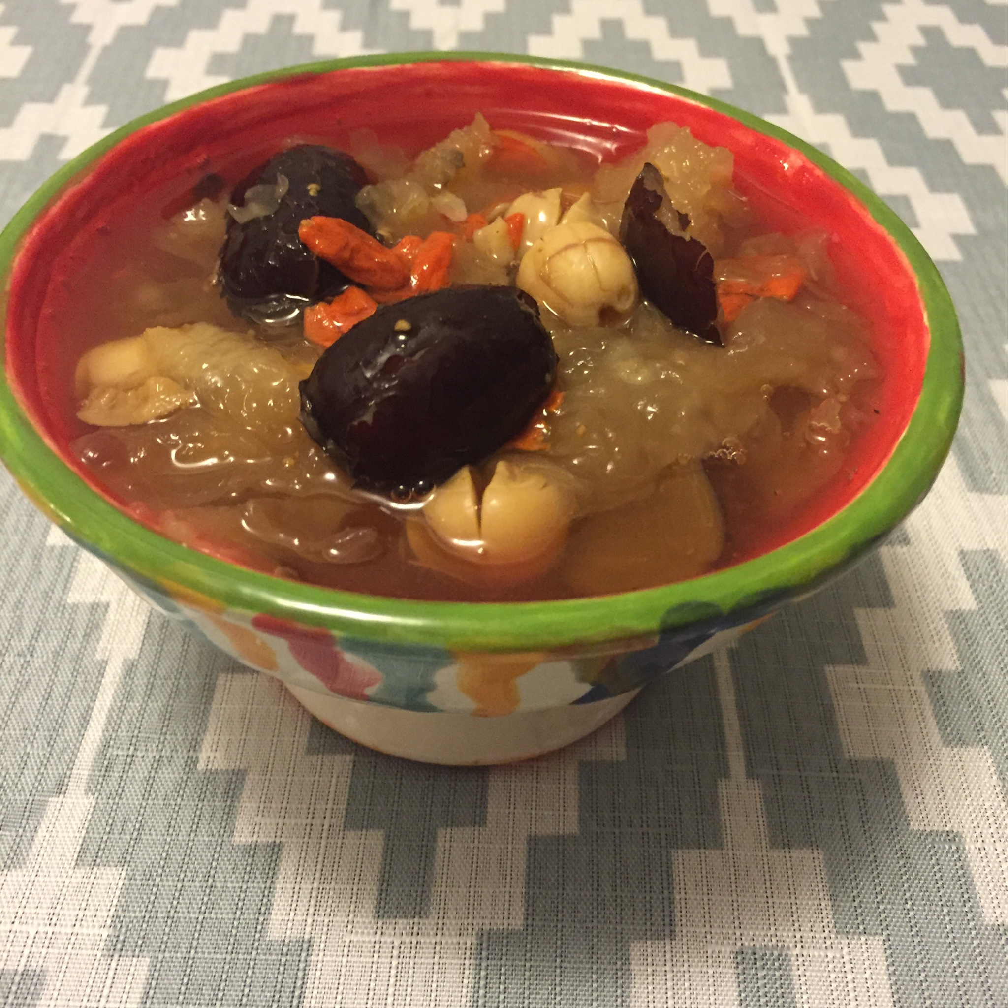 秋梨银耳莲子羹