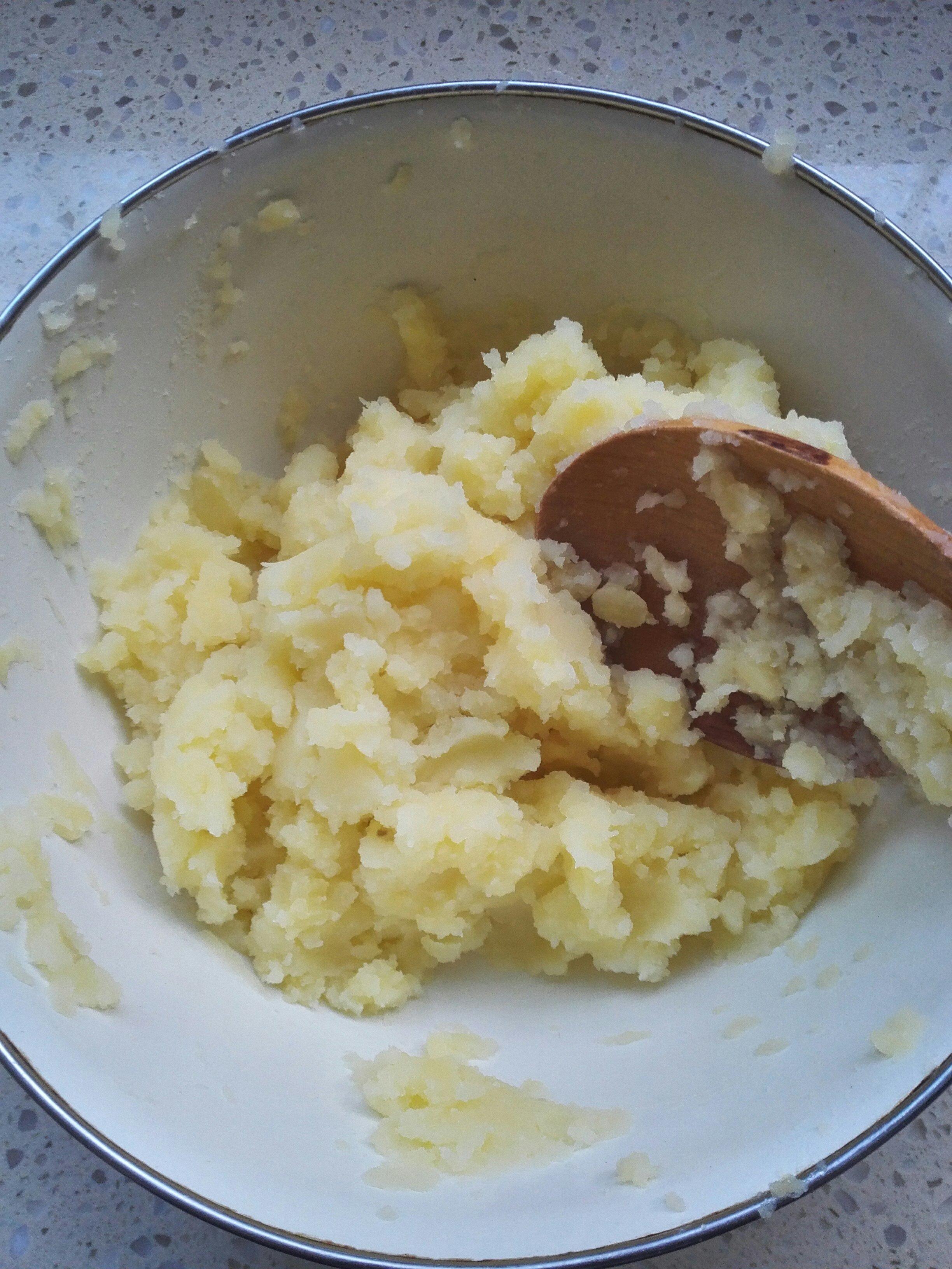 超好吃的蒜蓉土豆泥的做法 步骤1