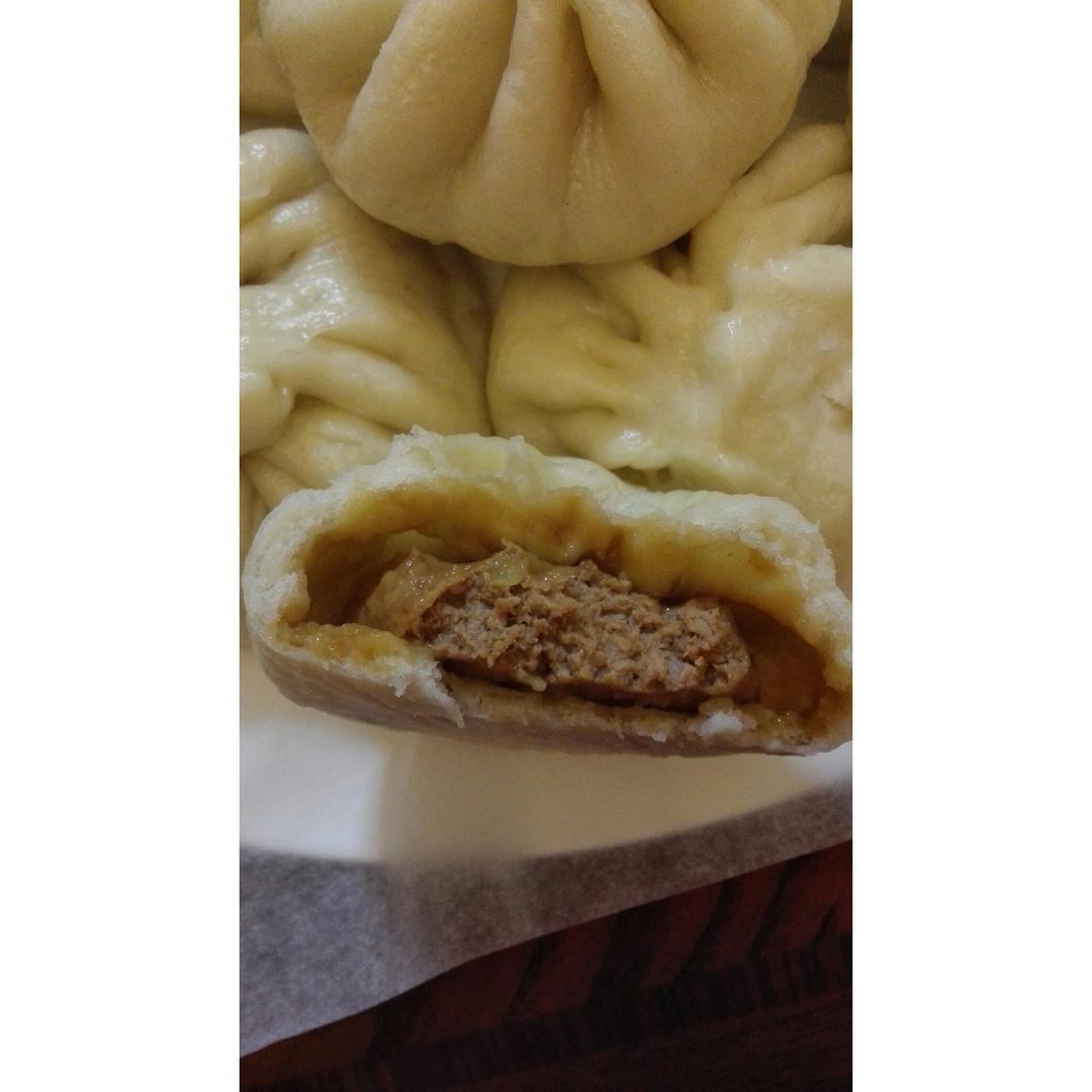 松软多汁的肉包子