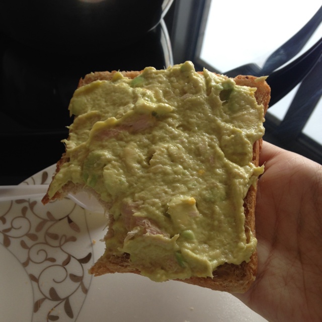 牛油果吞拿鱼三明治