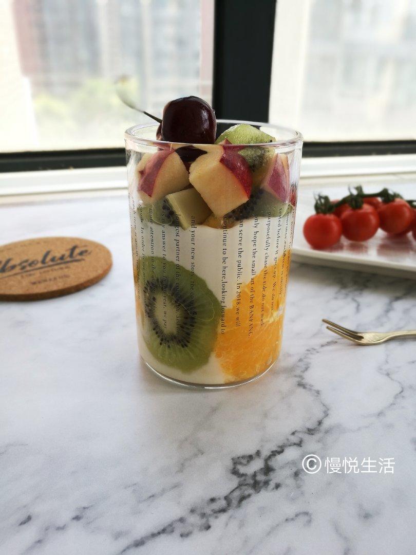 杯壁水果酸奶