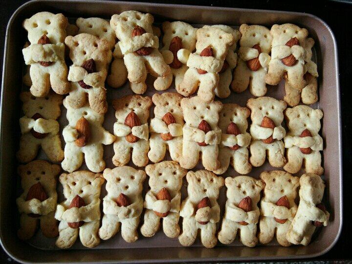 小熊抱杏仁饼干