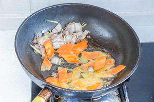 香菇炒肉的做法 步骤3