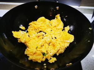 韭黄炒蛋，孩子们喜欢吃又简单的家常菜的做法 步骤5