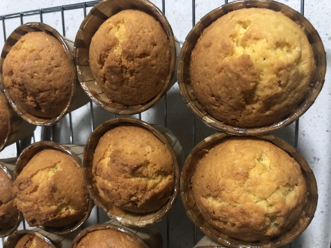 适合带出门，传统比例，步骤简单，不回缩，浓郁醇香的纸杯柠檬磅蛋糕