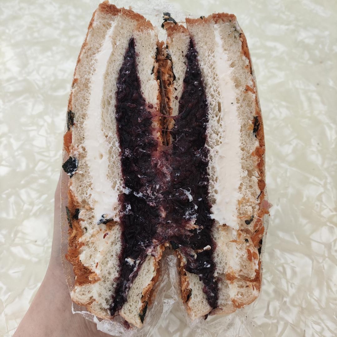 紫米肉松酸奶三明治