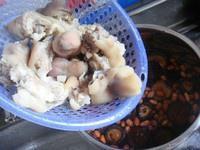 花生冬菇猪脚汤的做法 步骤7