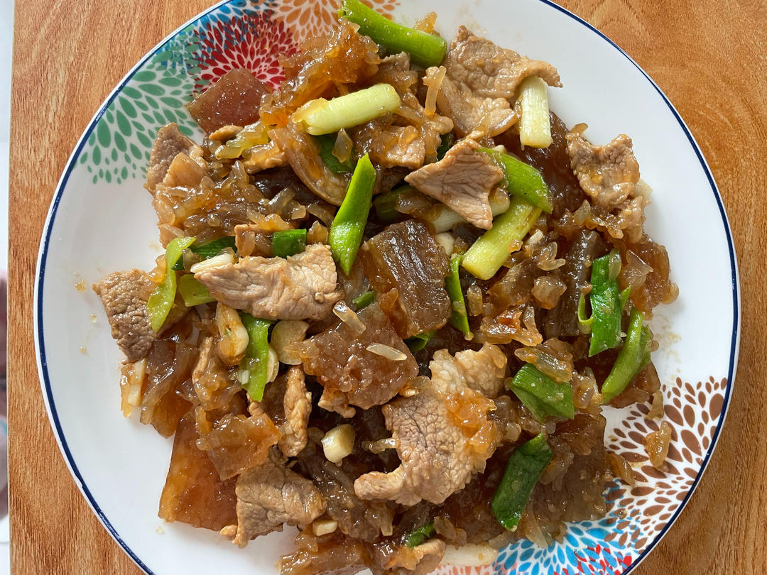 河南洛阳传统美食扁垛的简单吃法②：软糯酸辣适中的蒜苗瘦肉炒扁垛，好吃又简单