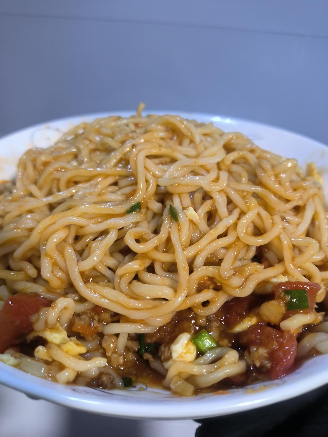 一碗根本不够的番茄肉酱面