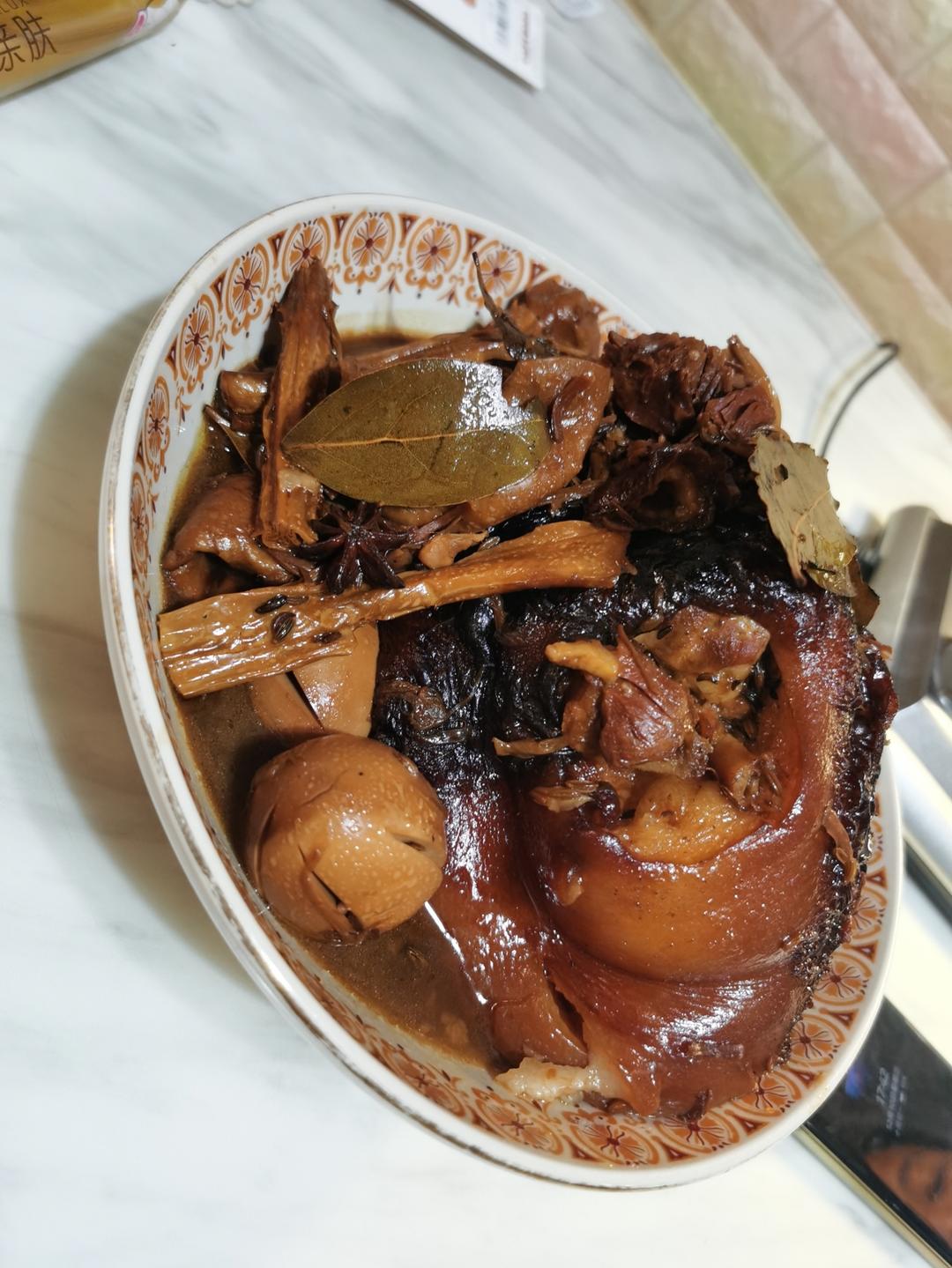 红烧蹄膀（没有技术、铸铁锅小火炖4～6小时）