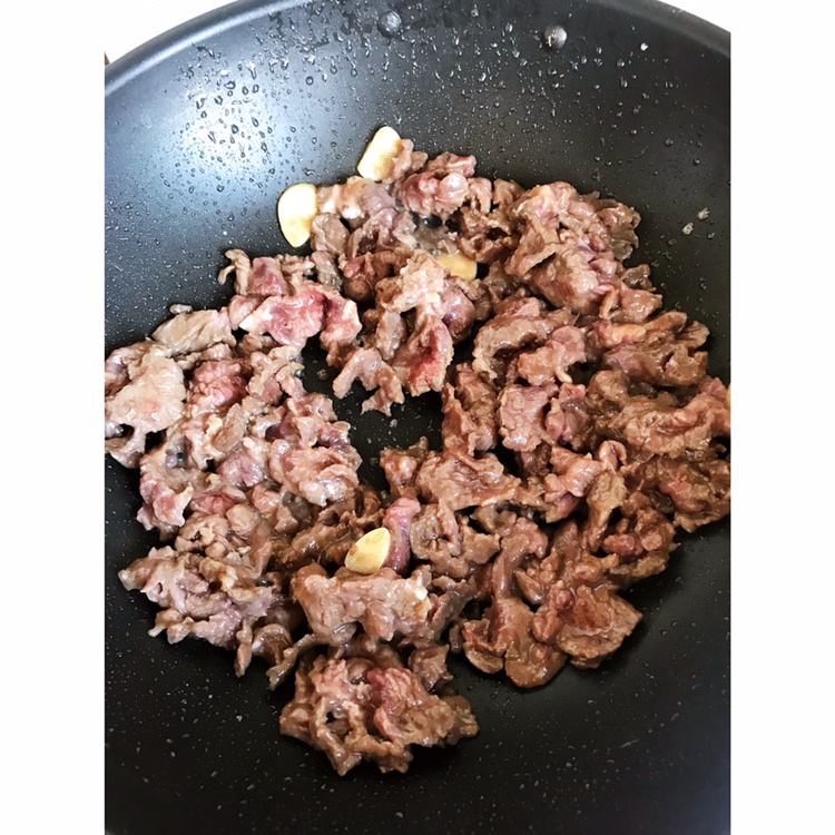 大喜大酱炒牛肉的做法 步骤3