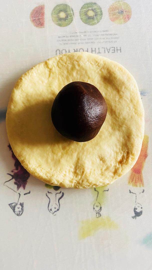 松软可口的红豆沙面包卷