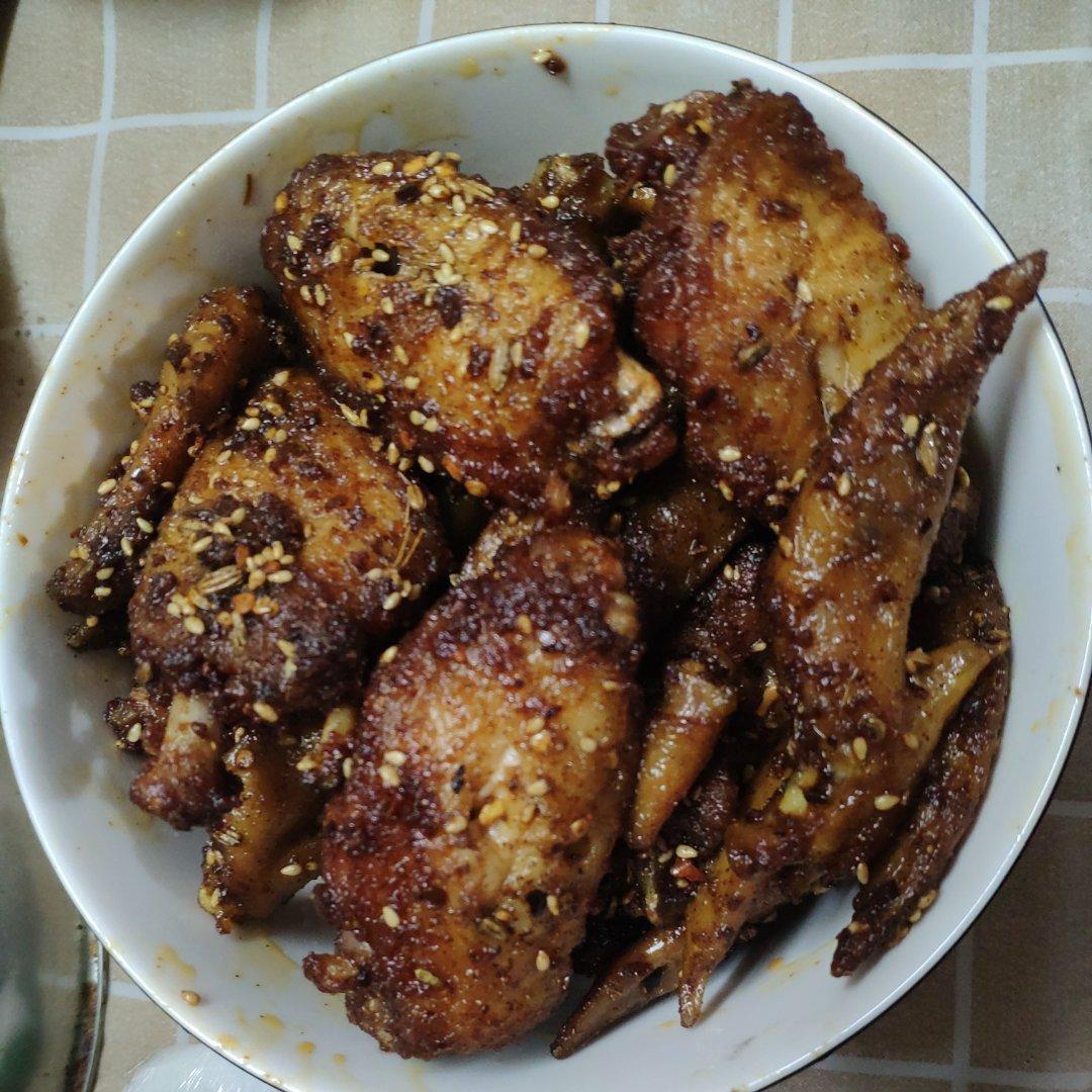 好吃到舔手指的孜然鸡翅，一盘根本不够吃