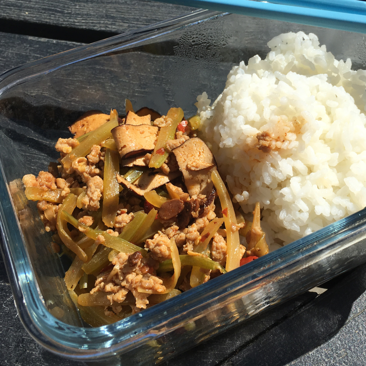 芹菜香干炒肉丝
