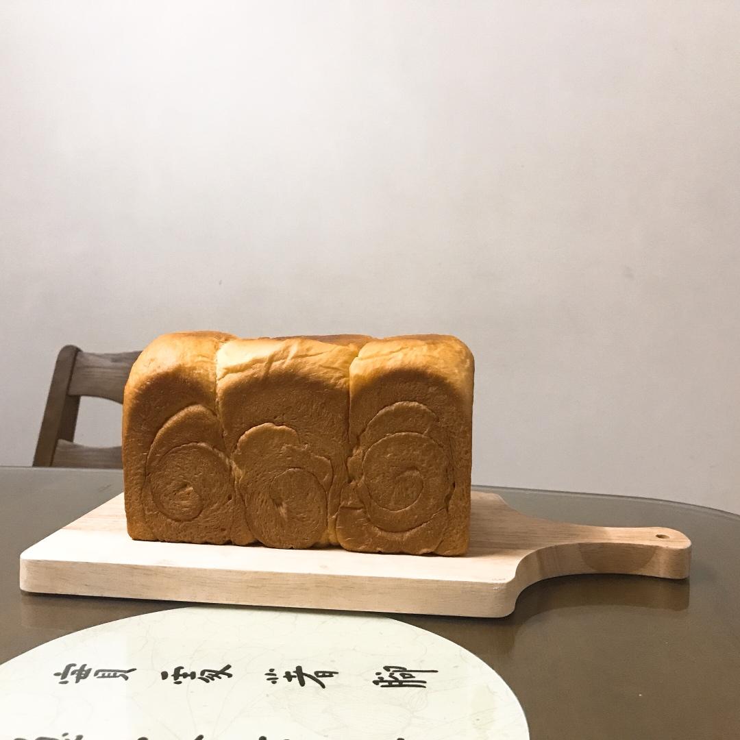 吐司方包，女儿说和来自台湾的爸爸糖一样好看好吃。零失败（是指我个人制作没有失败过）。