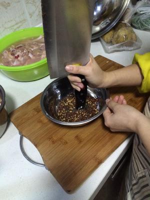 川味炸酥肉的做法 步骤3