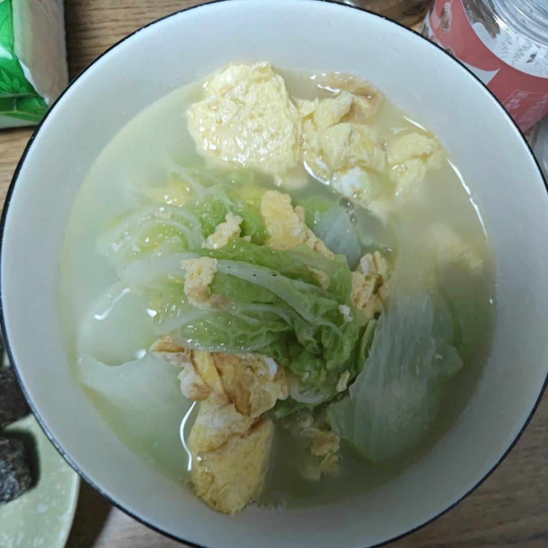 奶白色的白菜鸡蛋汤